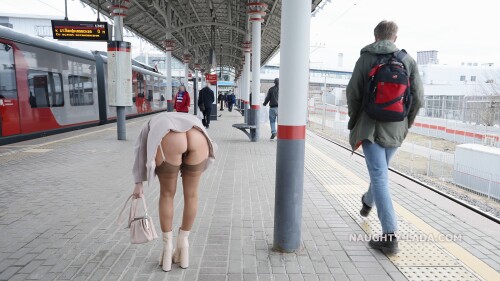 Naughty-Lada---Just-a-coat...-and-stockings.mp4_snapshot_10.10.960343726c4ce112841.jpg