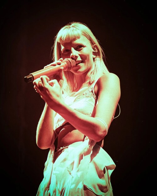 Photo-by-Cabare-da-AURORA-on-October-29-2024.-May-be-an-image-of-1-person-tambourine-and-concert.0a75817861c39e4e.jpg