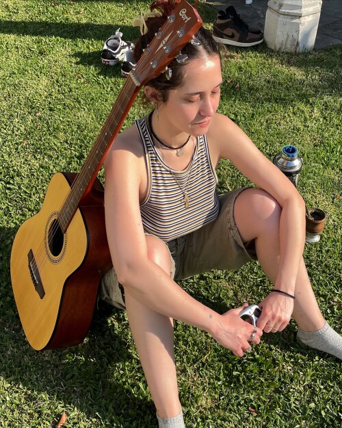 Photo-by-Carola-on-October-18-2024.-Puede-ser-una-imagen-de-1-persona-guitarra-y-cesped.a3d3a14ab8e7421d.md.jpg