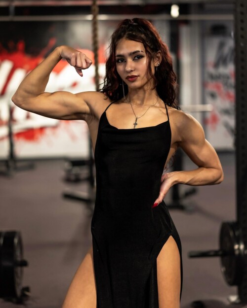 Photo-by-Mercy-on-January-22-2024.-May-be-an-image-of-one-or-more-people-biceps-people-bodybuilding-activewear-and-barbell.689731e0be295437.jpg