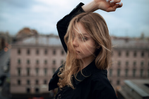 Pocrov.Alice.on.the.Roof.030815dc4b73d06d477.jpg