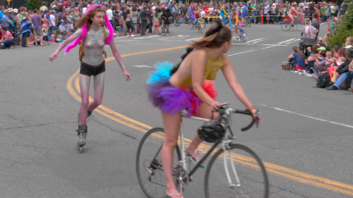 Real_4K_HDR_60fps_Fremont_Seattle_Solstice_Parade_2017_in_HDR_Chromecast_Ultra_-_YouTube_11498512512875b23666382.png