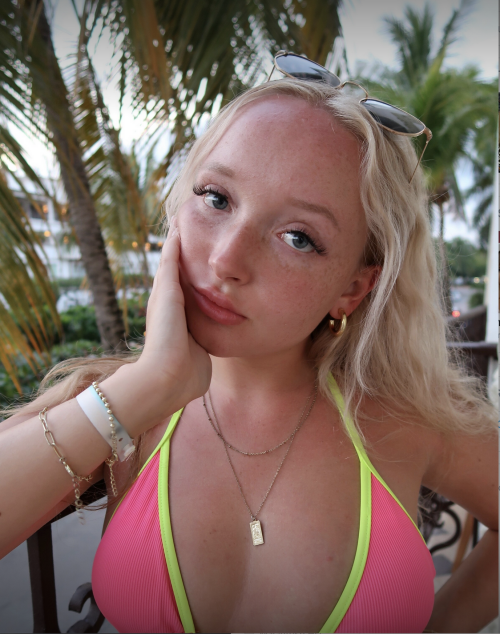 Cara / @cozycara Nude Leaked Onlyfans Photo Cara / @cozycara Nude Leaked Onlyfans Photo