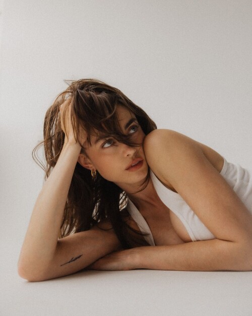 Studio-Session-with-lauravanbecker-some-moons-ago-3-which-one-is-your-favourite-xx-1913da4fb91804c28.md.jpg