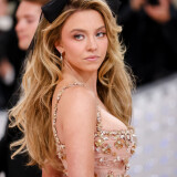 Sydney-Sweeney-at-THE-METROPOLITAN-MUSEUM-OF-ARTS-COSTUME-INSTITUTE-BENEFIT-CELEBRATING-THE-OPENING-OF-Karl-Lagerfeld-A-Line-of-Beauty---RED-CARP8346a075e3a963eb