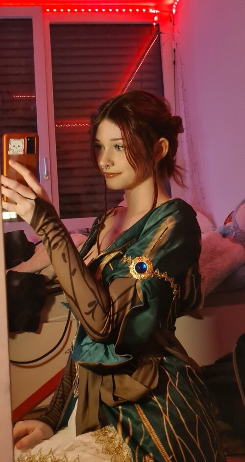 Triss-Cos-Behind-the-scenes222fd80758fdb2836.md.jpg