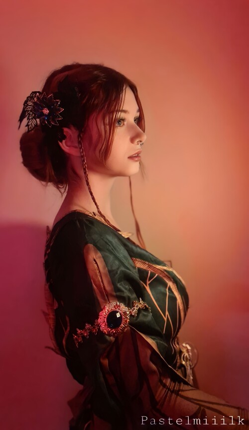 Triss-Cos-background-red43ea459af1843aea3.md.jpg