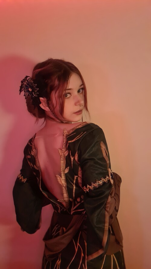 Triss-Cos-background-red5f1d5081a6604ab3d.md.jpg