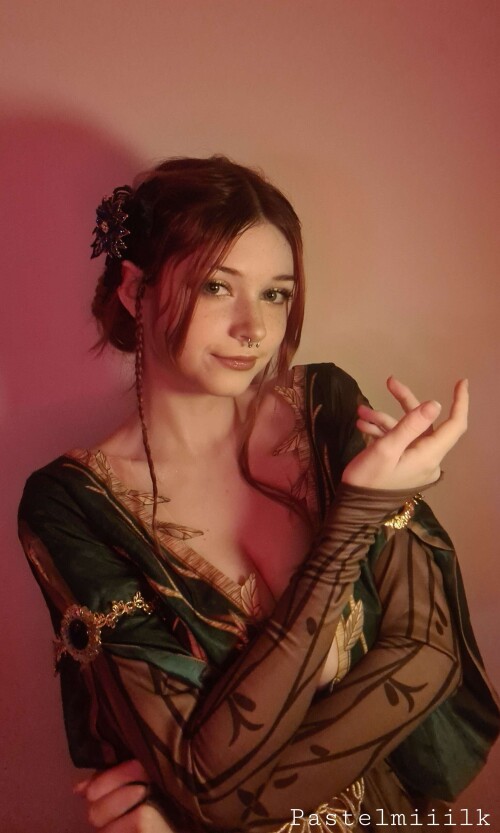 Triss-Cos-background-red654cd8fdeb2ff323c.md.jpg