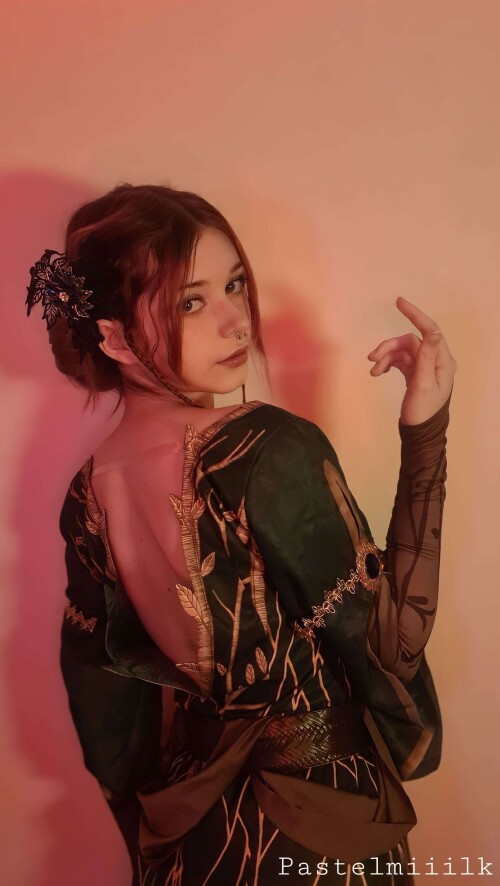 Triss-Cos-background-red8fa330c4b09a48a57.md.jpg