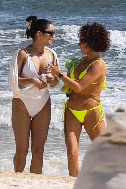 Vanessa_Hudgens_in_swimsuit_on_the_beach_in_Tulum_12-04-2023__135_d6c142875ce324e2.jpg