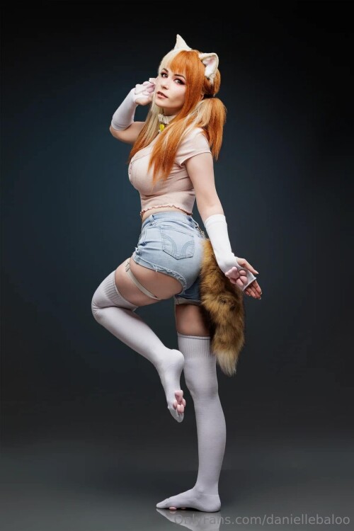 White-or-Black-kitty-paws_a20ba6711eceb77c.jpg