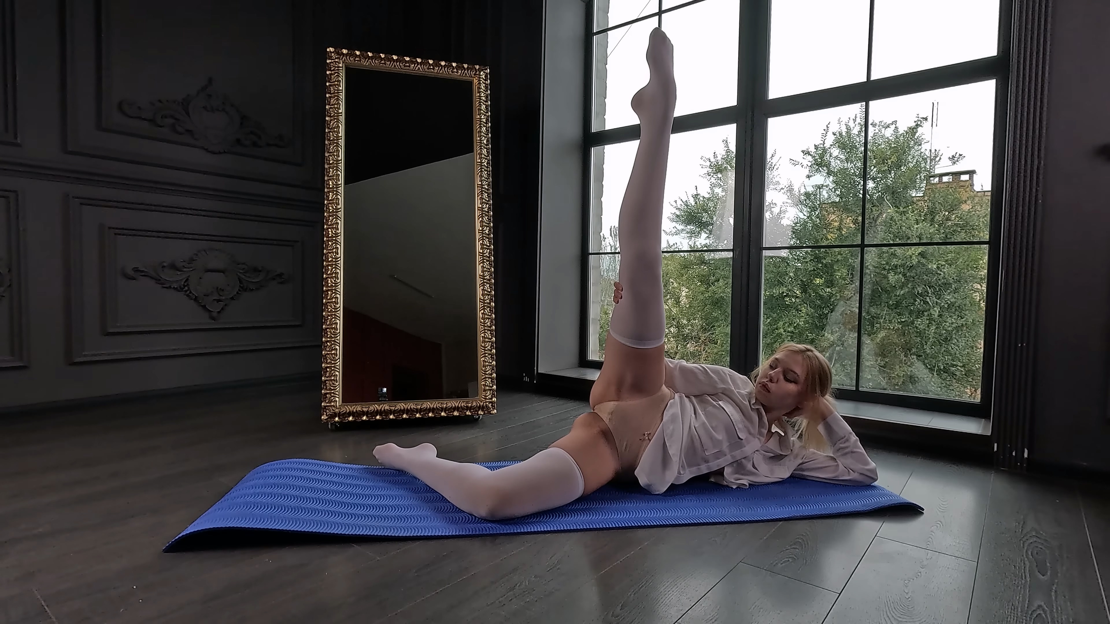 Yoga-class-photo-studio--relax-music-4K-yoga-relaxing-music-girl-class-4k.mkv_20241227_103942.519637c8cf7b3cbdcd3.jpg