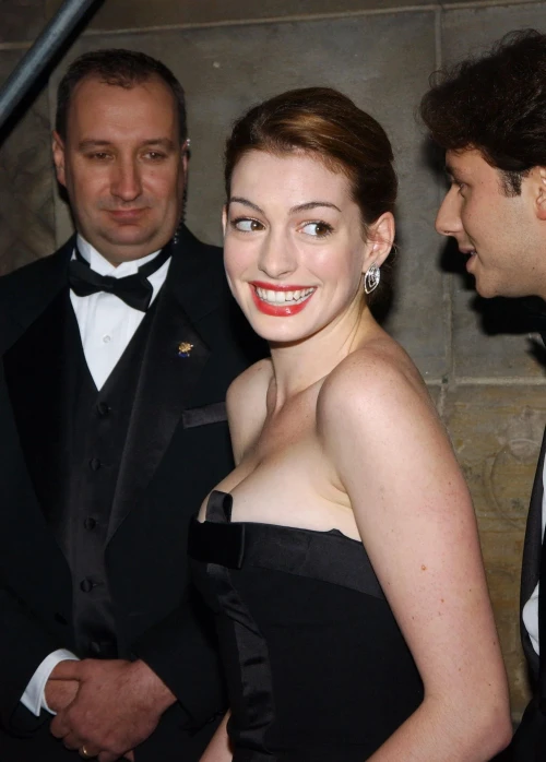 anne-hathaway-2004-princess-grace-awards-24th-october-2004-v0-337669t4hfjc1541168a255f6f8b8.webp