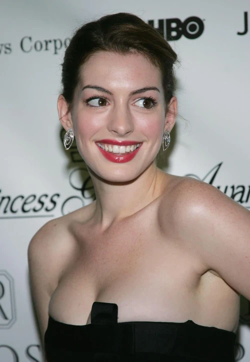 anne-hathaway-2004-princess-grace-awards-24th-october-2004-v0-my7gbxp4hfjc1362c6f5d717f150b.webp