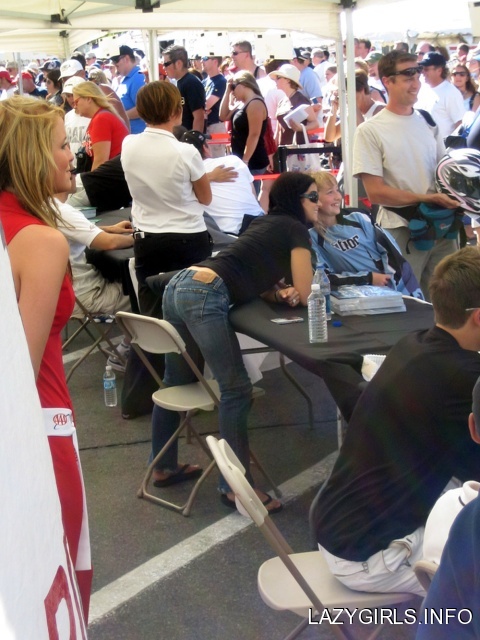 danica_patrick_autograph_signing_GBI3MqO.sized8719ceb4c69c2f6d.jpg