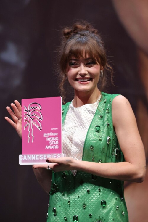 ella-purnell-pink-carpet-at-canneseries-iff-in-cannes-04-06-2024-4c9f2e93269b8853b.md.jpg