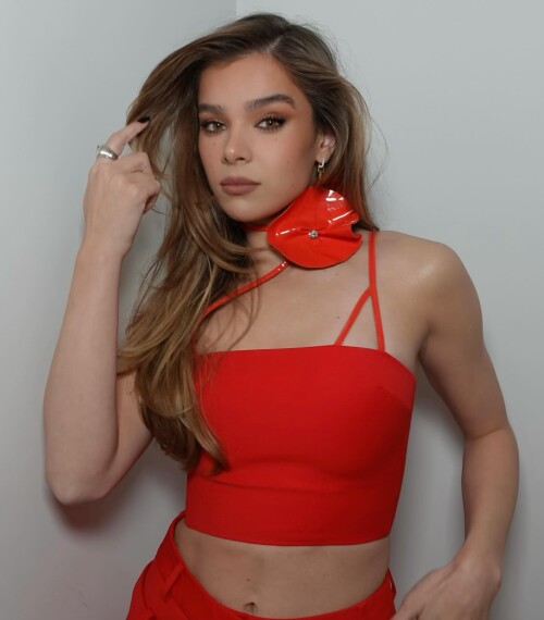 haileesteinfeld-2023-12-07T183630-20a8ff522c4e8934f.md.jpg