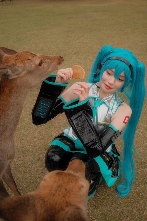 hatsune-miku-cosplay-by-alina-becker-v0-pbtol1naso7e1212b663df02c7e0d.md.jpg