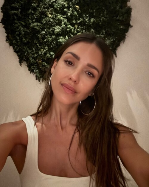 jessicaalba-photo-DKArUvKBvxx-20250523_170710_499906707ef8354a8a1769267.jpg