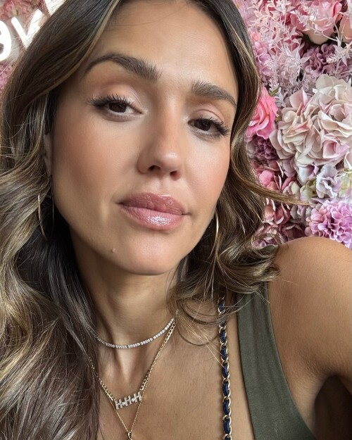 jessicaalba-photo-DKArUvKBvxx-20250523_170710_5000736647a619c2611848360.jpg