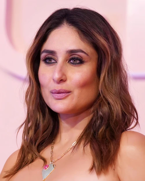 kareena-kapoor-4096-5120-v0-sXqIk7WYS0Gec1BuJ0L6GJNhXreODS1oTBvBMLfpjuIf87d2da5a91a5f2c.md.webp