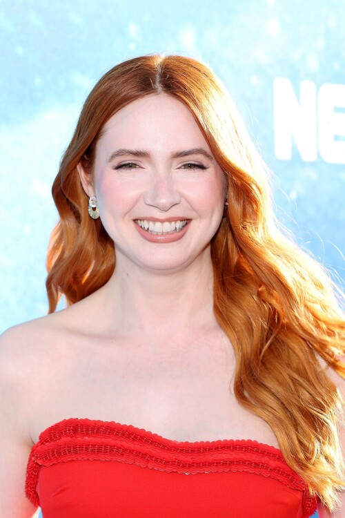 karen-gillan-2384f2bc121c2f53e0.jpg