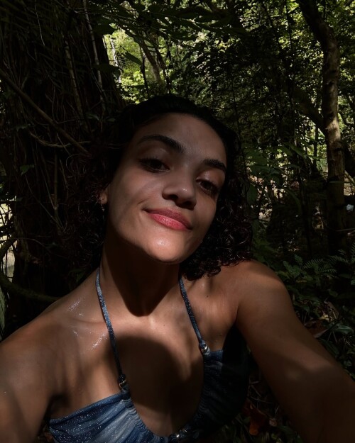 lauriehernandez_1735352564_3532715813176224499_13522542d3119421649eab85.jpg