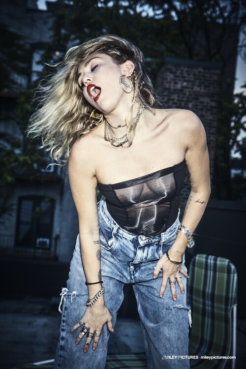 miley-cyrus-von-magazine-may-2019-issue-585831395503976482e8d05690a.jpg