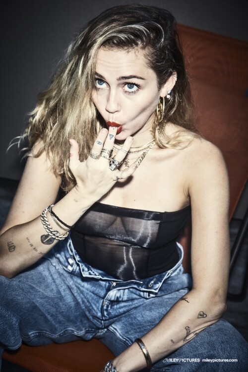 miley-cyrus-von-magazine-may-2019-issue-86903140914f0a8493269e0d156.jpg