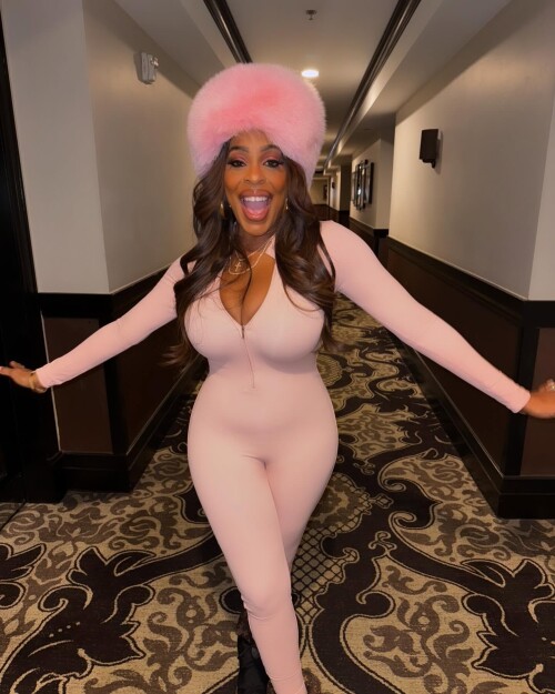 niecynash1_1738022538_3555113180017235761_266309709ff8593098334417.jpg