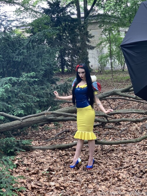 rubyalexia-2019-06-04-35619977-Behind-the-scenes-Snow-White-latex-in-the-forest-with08eed2315a1316b1.md.jpg