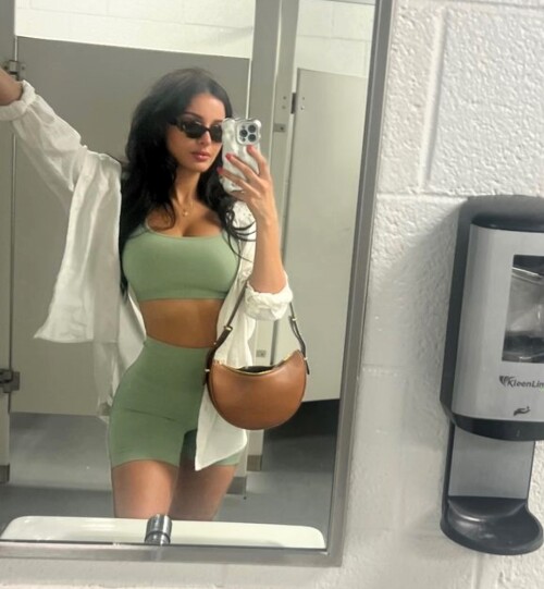 sssniperwolf_3384051935287530812-125e8a4dba392663b.md.jpg