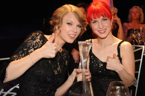 taylor-swift-hayley-williams-060723-2-05fb23afb62641a59e86b33836d504a31a8059b2e2867fb4.md.webp