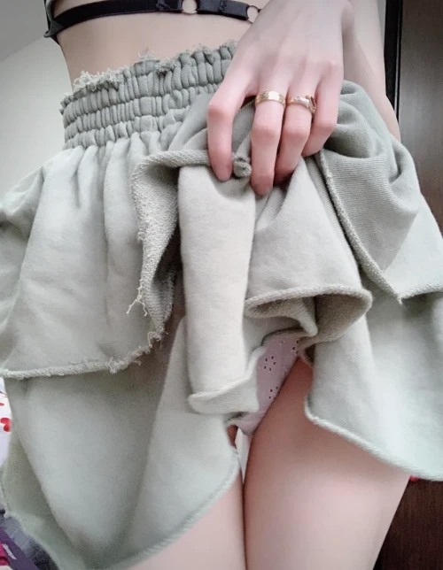 upskirt-tease-v0-d5n0sok8nu7d17faa27749ac9f38f.webp
