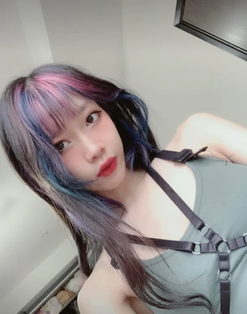 upskirt-tease-v0-wp6jolk8nu7d1baf74abebf23dd9f.webp