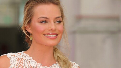 wallpapersden.com_margot-robbie-actress-blonde_7680x4320ddda6f4503eda084.md.jpg