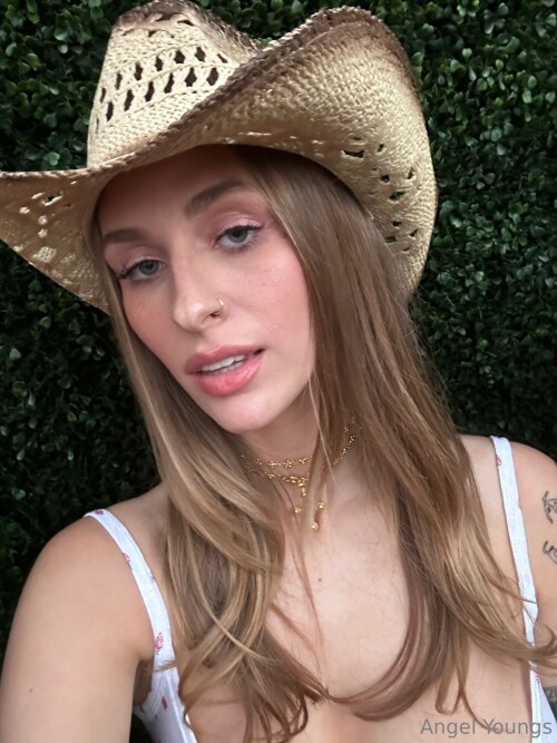 Angel Youngs / angelyoungsxxx Nude Leaked Onlyfans Photo Angel Youngs / angelyoungsxxx Nude Leaked Onlyfans Photo